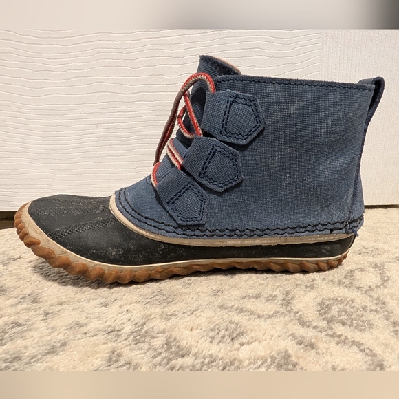 Sorel Navy and Black Winter Boots - Picture 1 of 5